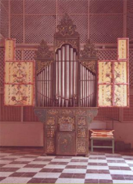 Fig. 8: ornamented organ case with painted wings (Sucre)